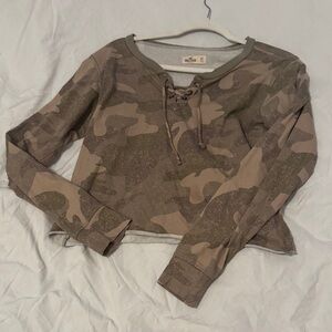 Hollister Camo Lace-Up Cropped Sweatshirt – XS